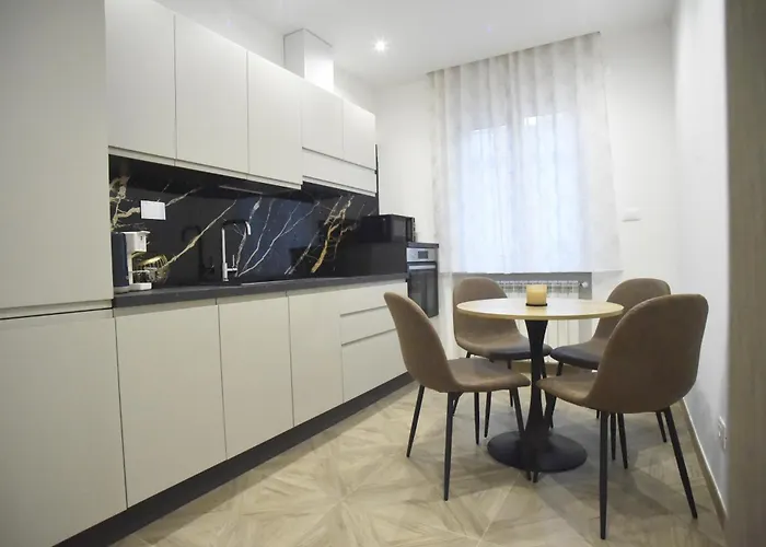 Windmill Apartment *